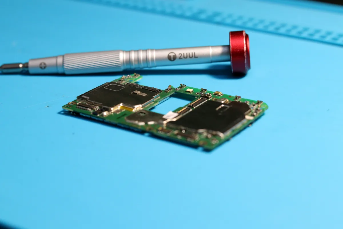 Elektronikos plokštė ir remonto įrankiai